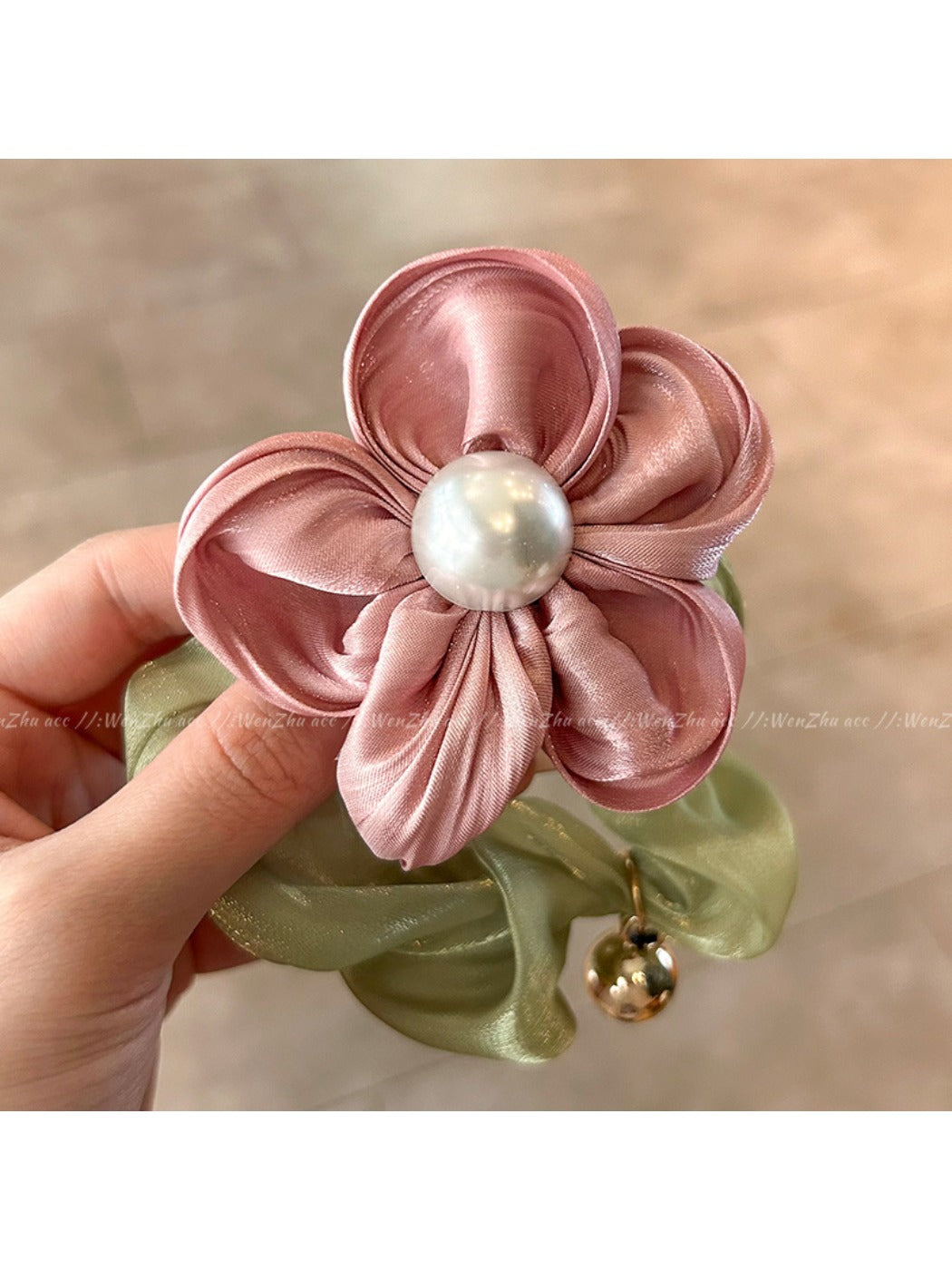 Gifty - Five-Petal Flower Scrunchie