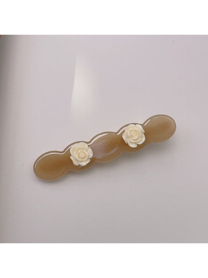 Beau hair clip styled in wavy hair to show usage and appearance