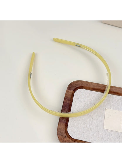 Gifty headband displayed with matching accessories on table