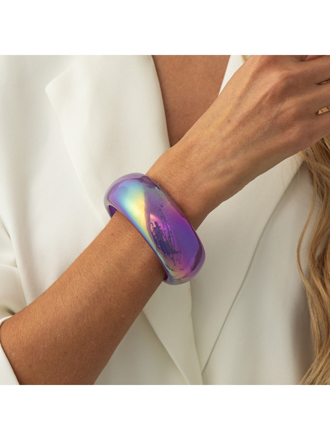 Lovra bangle bracelet with smooth edges and vibrant color palette