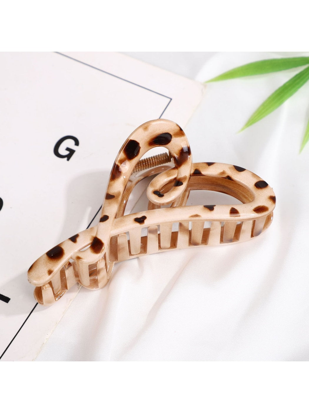 Beau - Open Shape Heart Plastic Styling Claw Clip