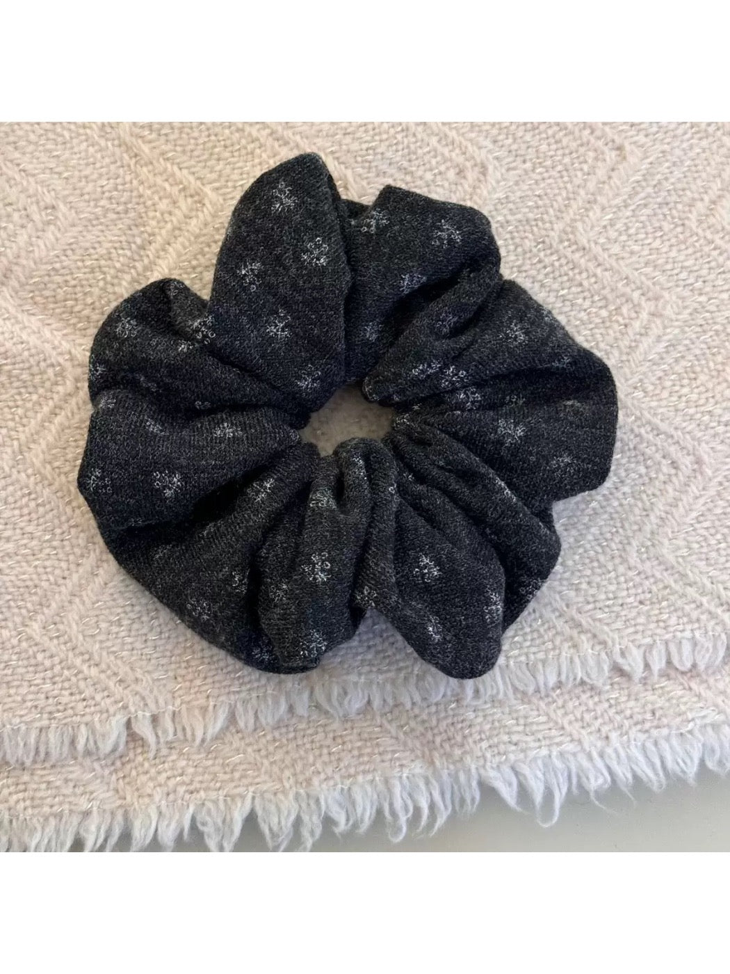Gifty - Floral Knitted Scrunchie Hair Tie