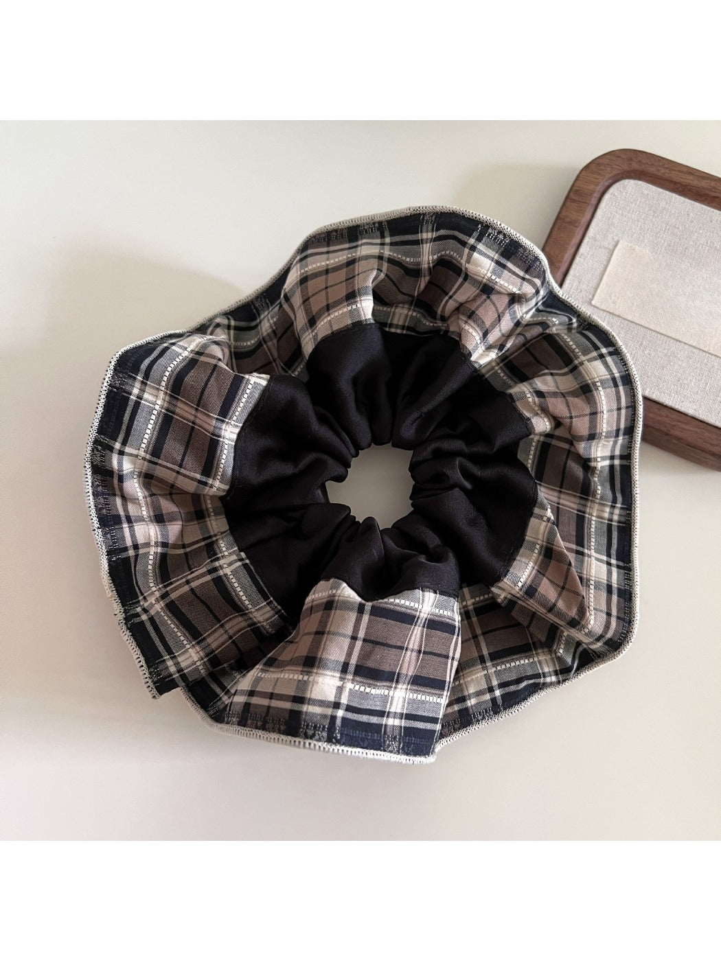 Gifty - Minimalist Vintage Plaid Scrunchie