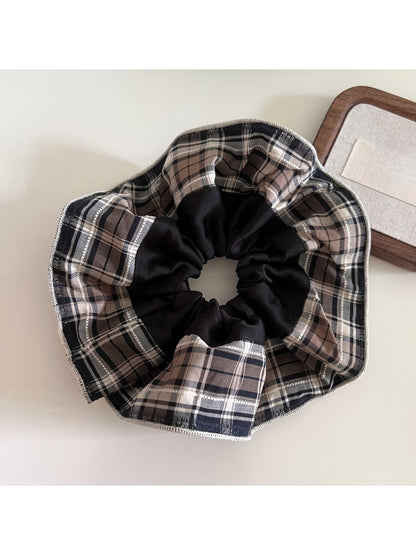Gifty - Minimalist Vintage Plaid Scrunchie