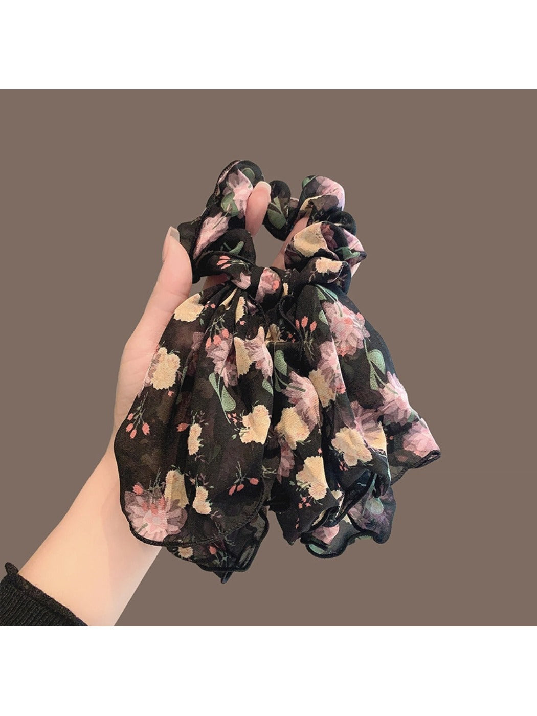 Gifty - Chic Floral Ruffled Scrunchie