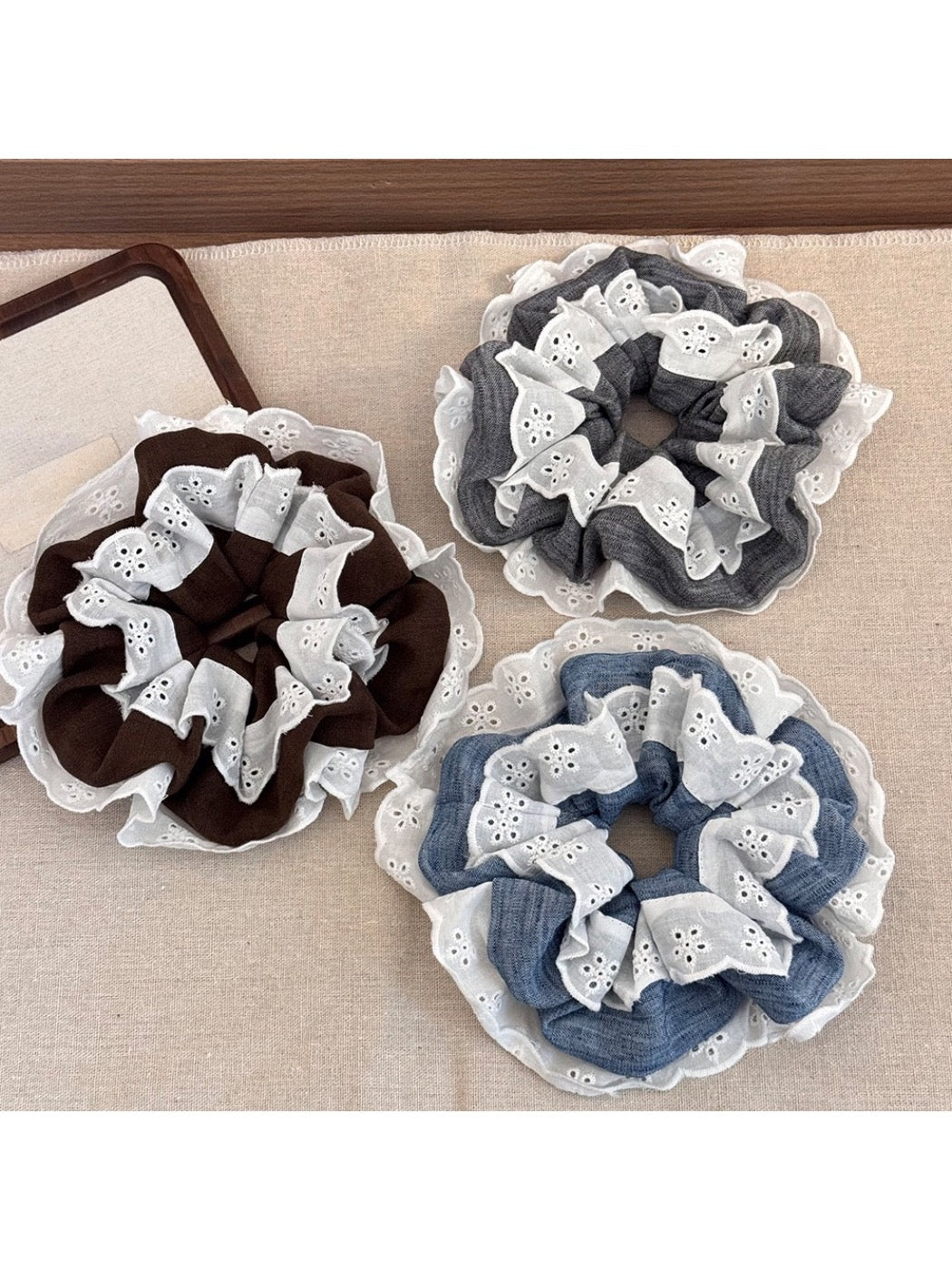 Gifty - Lace Polka Dot Scrunchie