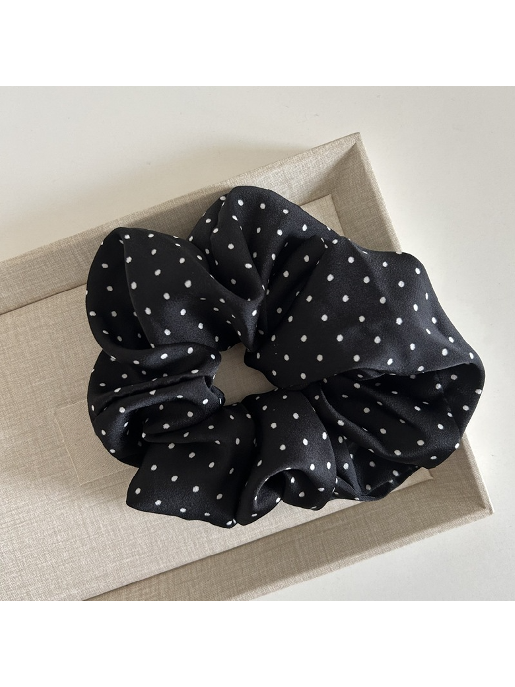 Gifty - Vintage Polka Dot Minimalist Scrunchie