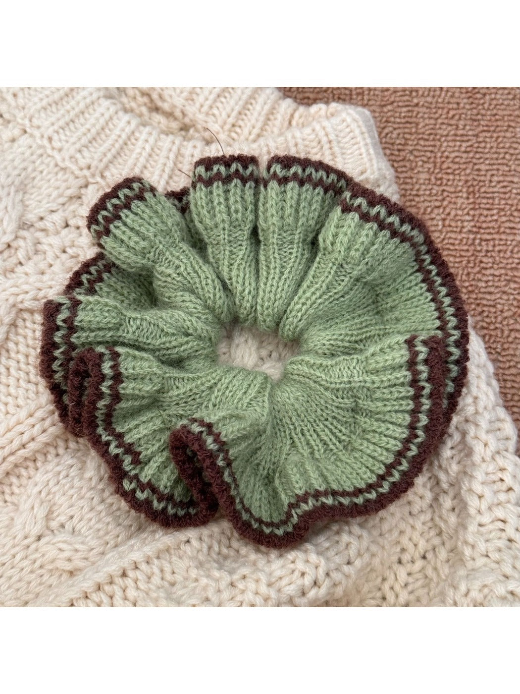 Gifty - Cute Knit Color Edge Scrunchie