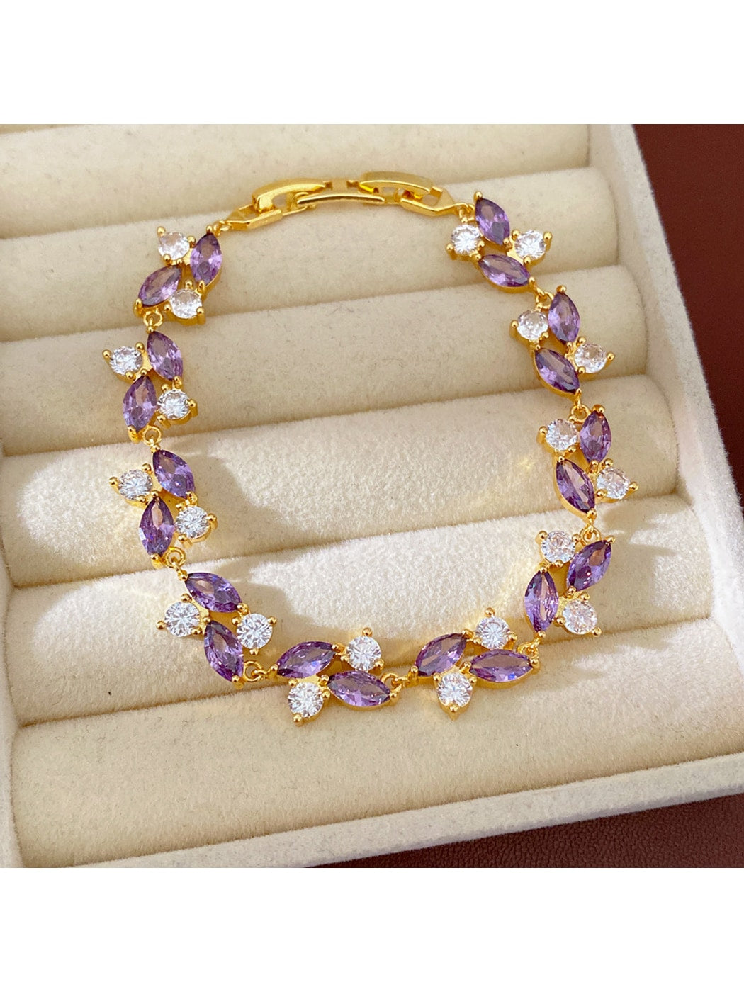 Lovra - Oval Detail Synthetic Zircon Clasp Bracelet