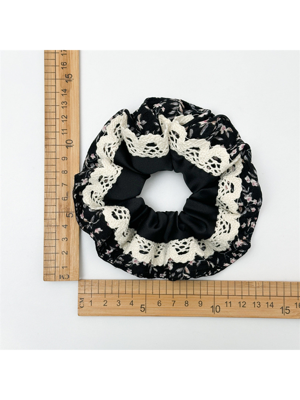 Gifty - Floral Lace Trim Scrunchie