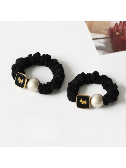 Close-up of Gifty round bead hair tie showing smooth black beads