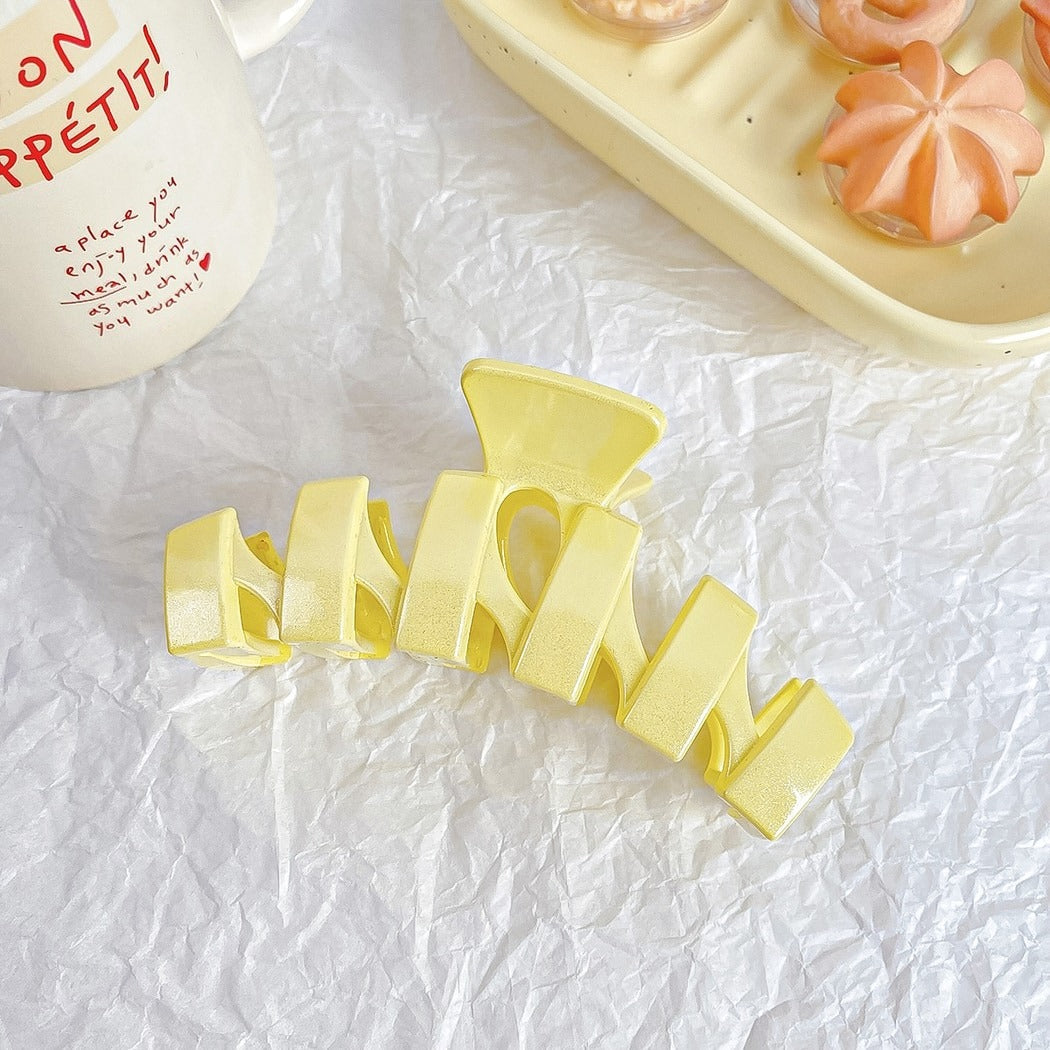 Beau - Geometric Plastic Line Detail Claw Hair Clip