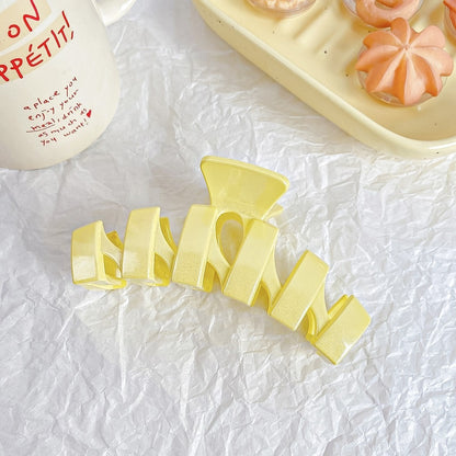 Beau - Geometric Plastic Line Detail Claw Hair Clip