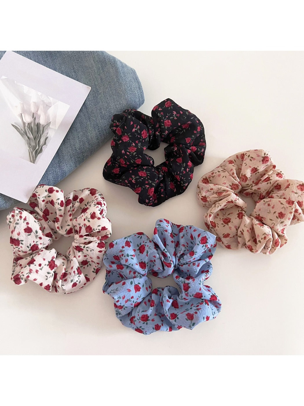 Gifty - Retro Small Floral Scrunchie