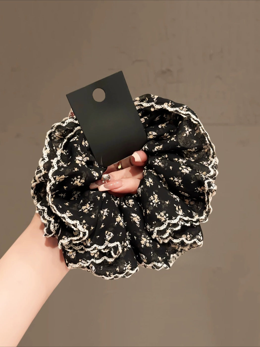 Gifty - Vintage Ruched Lace Scrunchie
