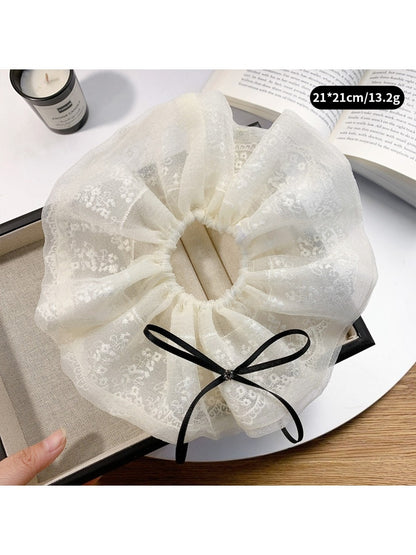 Gifty - Elegant Vintage Lace Scrunchie