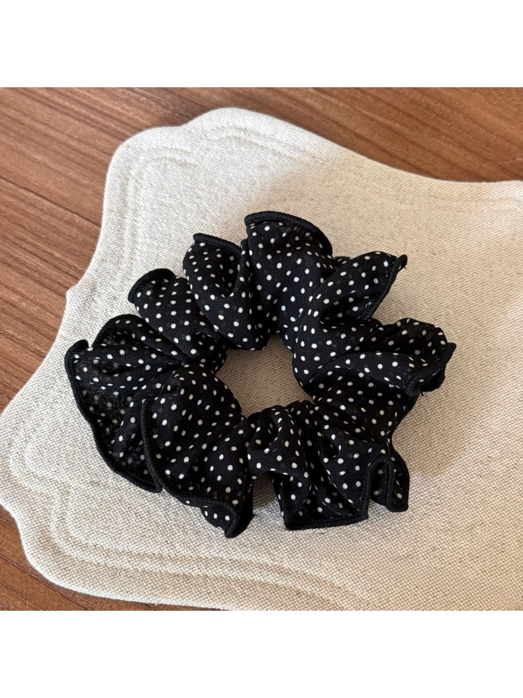 Gifty - Polka Dot Floral Scrunchie