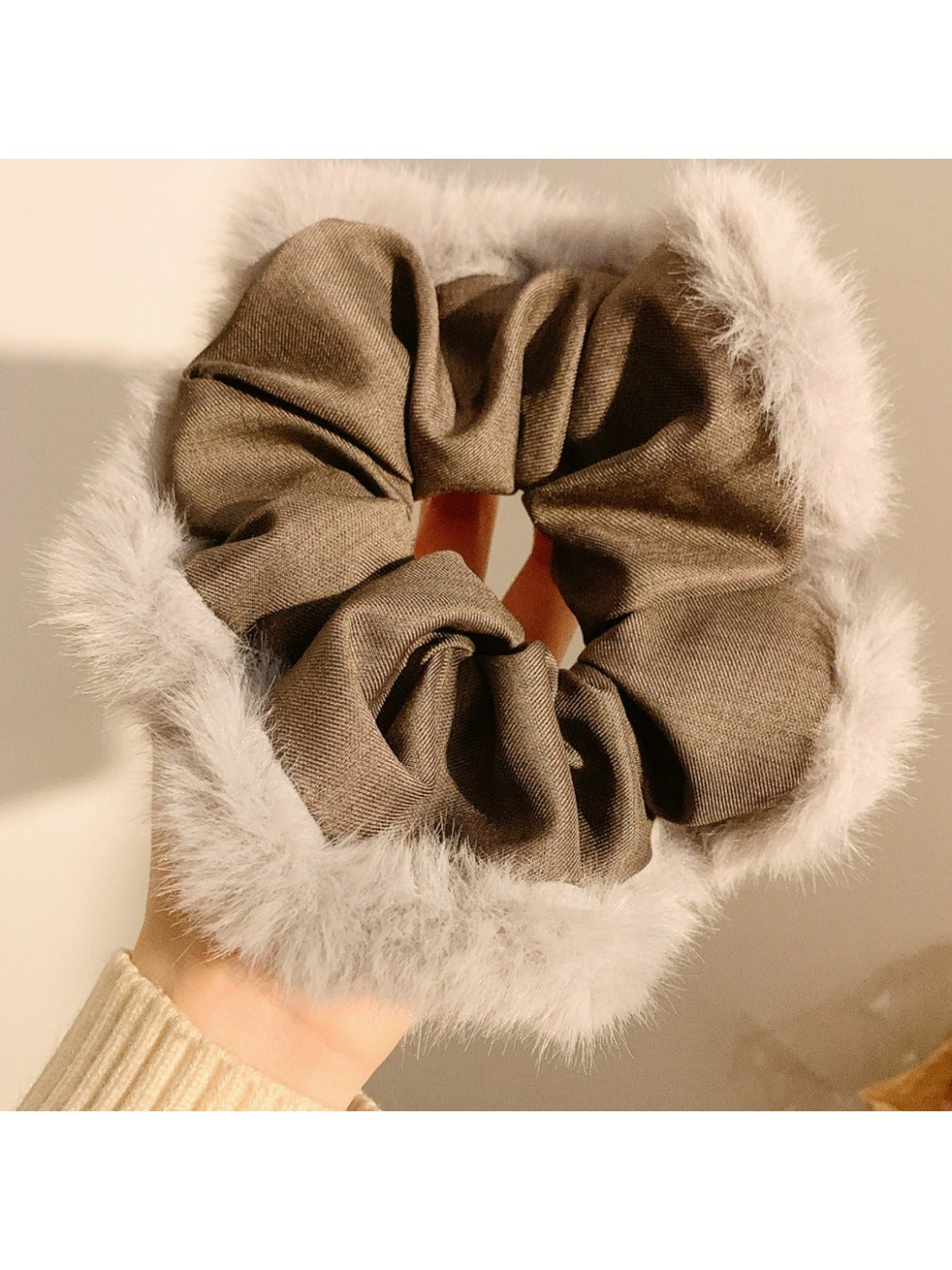 Gifty - Plush Edge Splicing Hair Loop