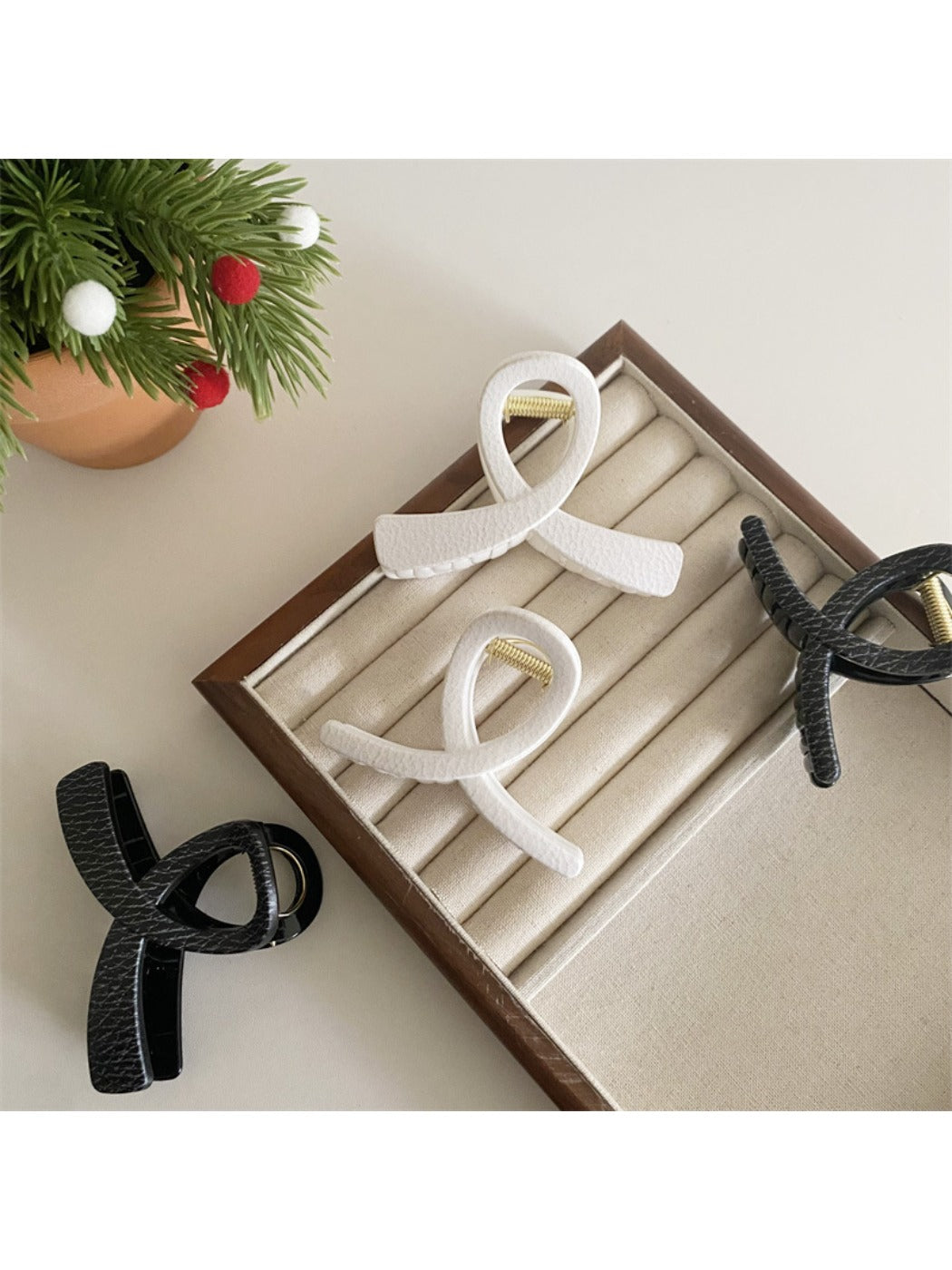 Beau - Black and White Crisscross Hair Claw Clip