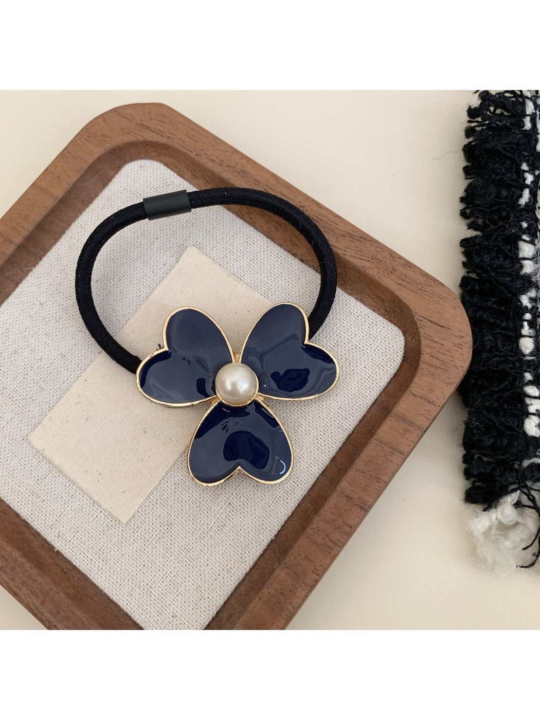 Gifty - Retro Clover Hair Tie