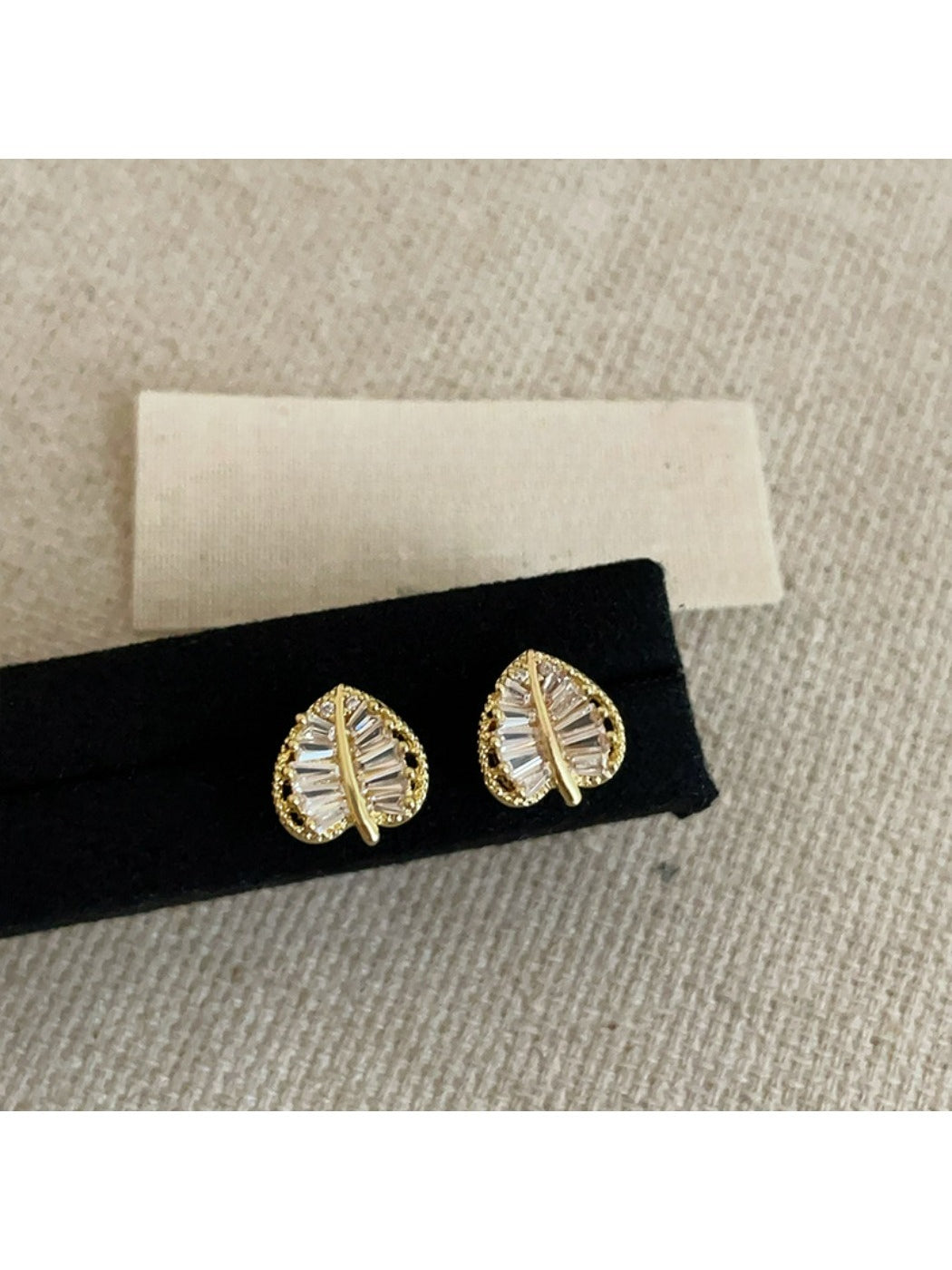 Earedge - Delicate Leaf Shaped Earrings