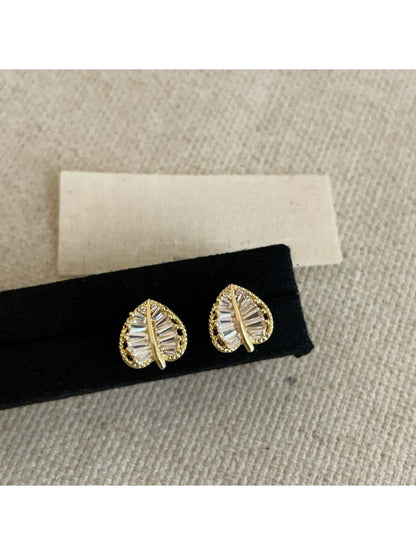 Earedge - Delicate Leaf Shaped Earrings