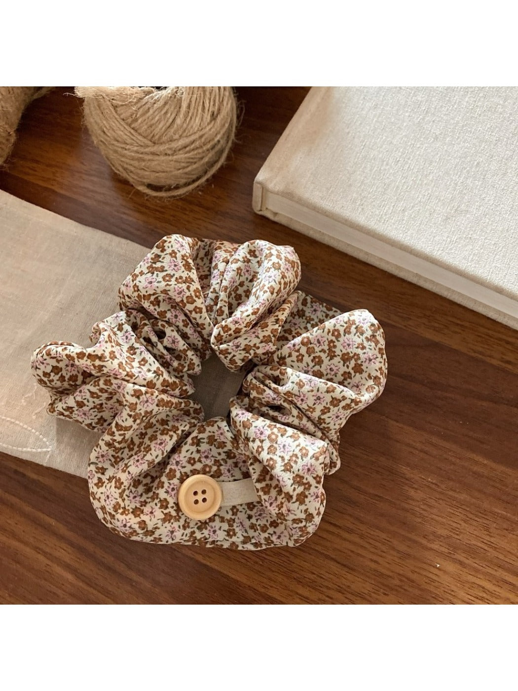 Gifty - Elegant Vintage Ditsy Floral Scrunchie