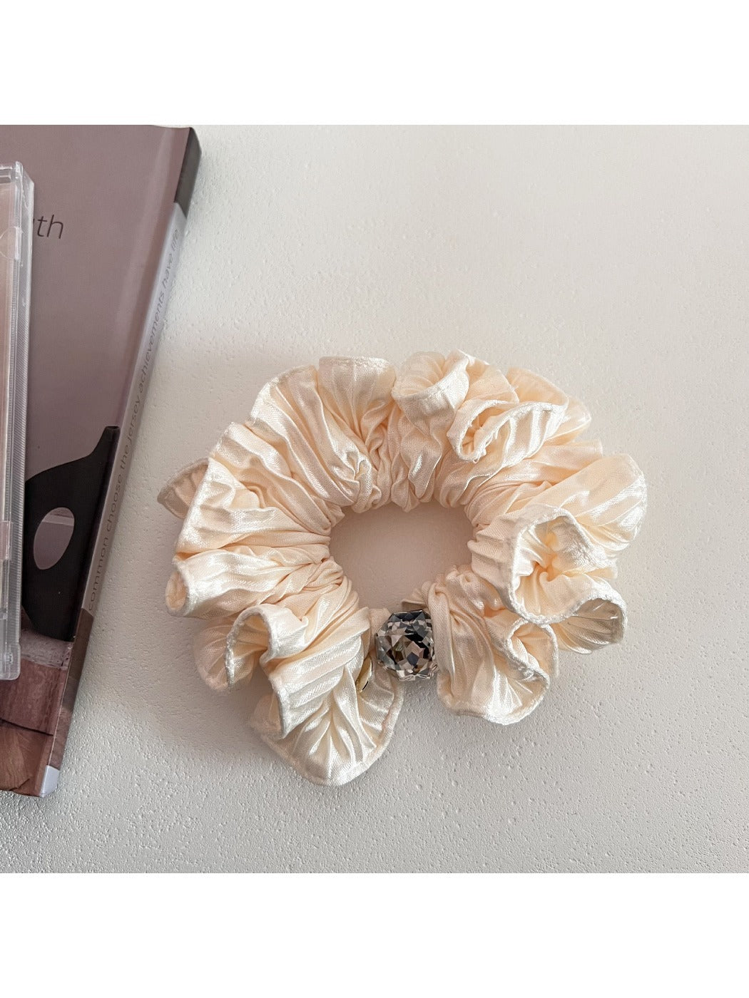 Gifty - Elegant Ruffled Edge Scrunchie
