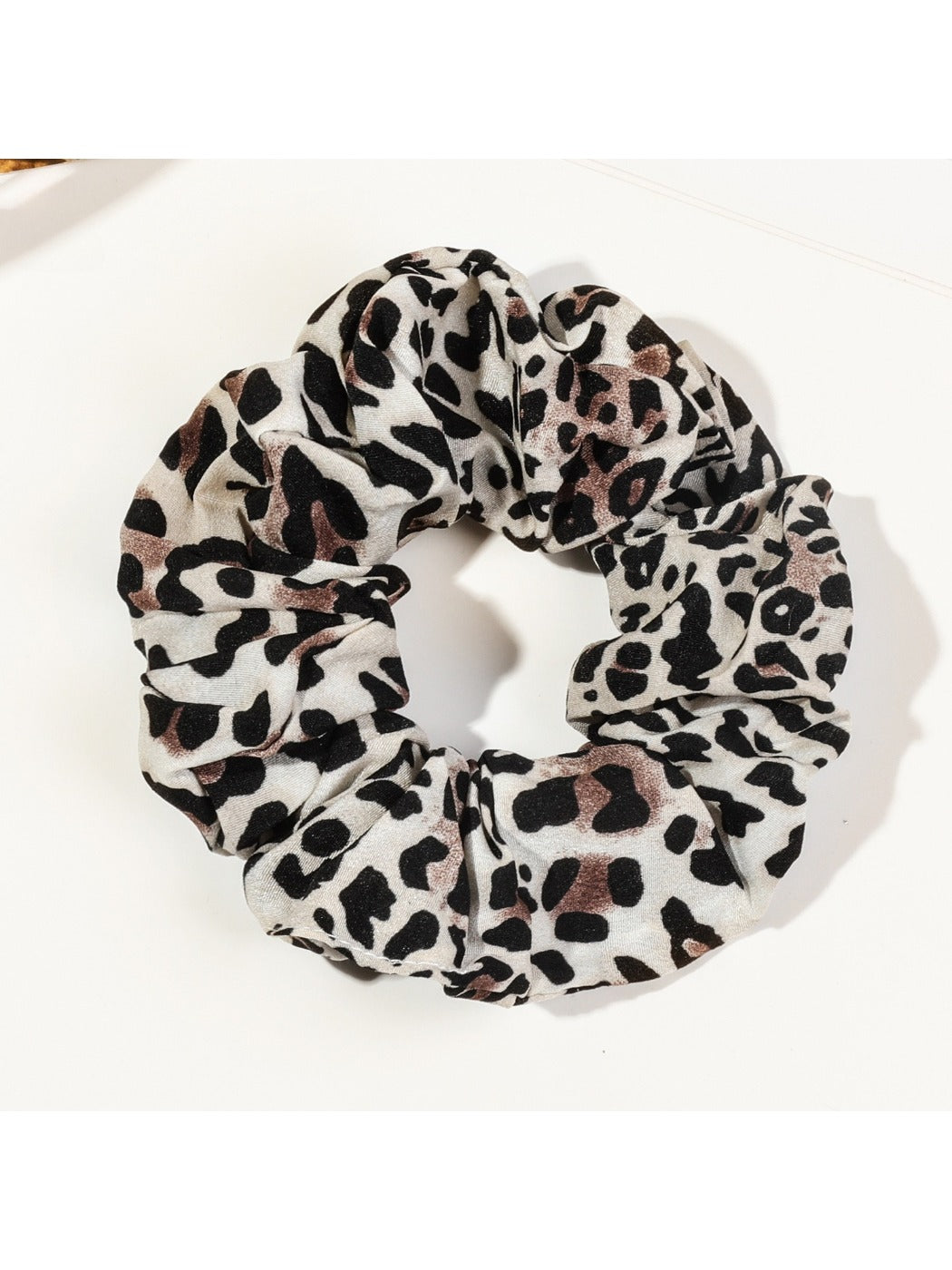 Gifty - Fashionable Leopard Print Scrunchie
