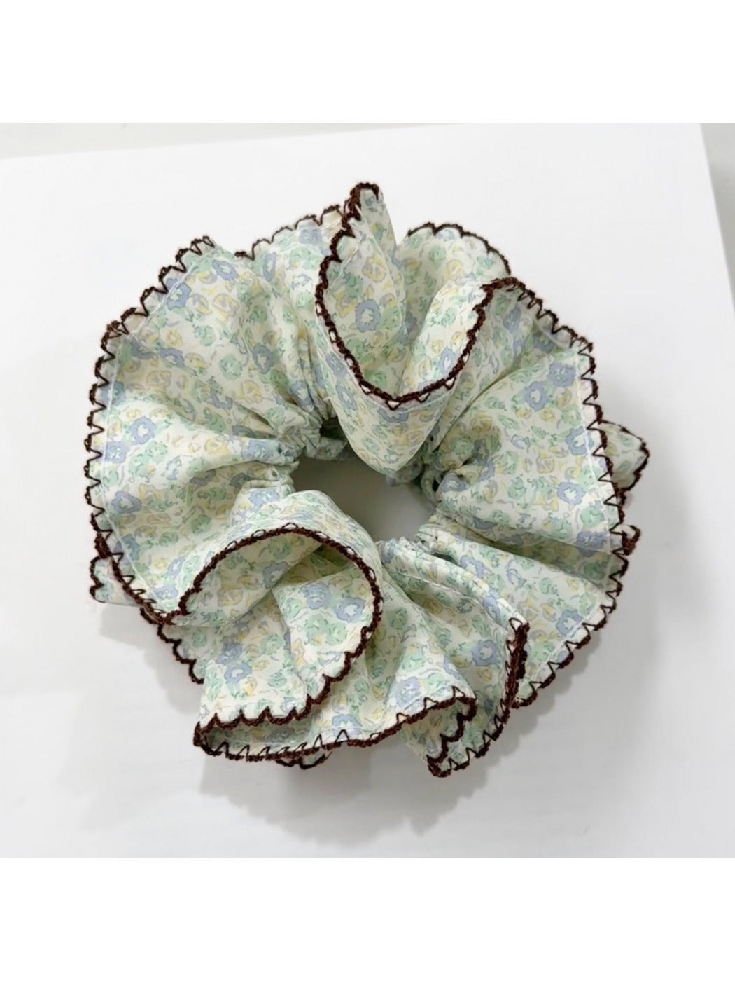 Gifty vintage print scrunchie displayed with matching accessories