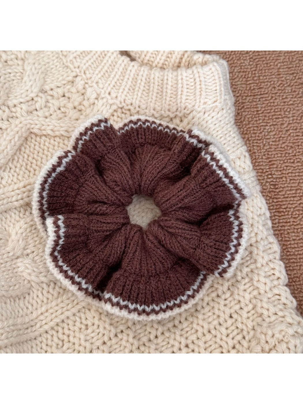 Gifty - Cute Knit Color Edge Scrunchie
