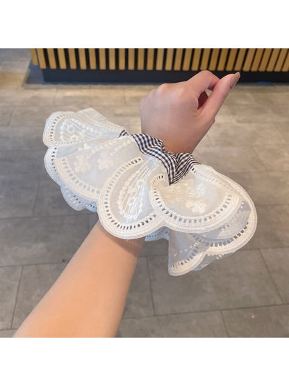 Gifty - Lace Cut-Out Scrunchie