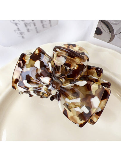 Beau claw clip displayed alongside matching hair accessories