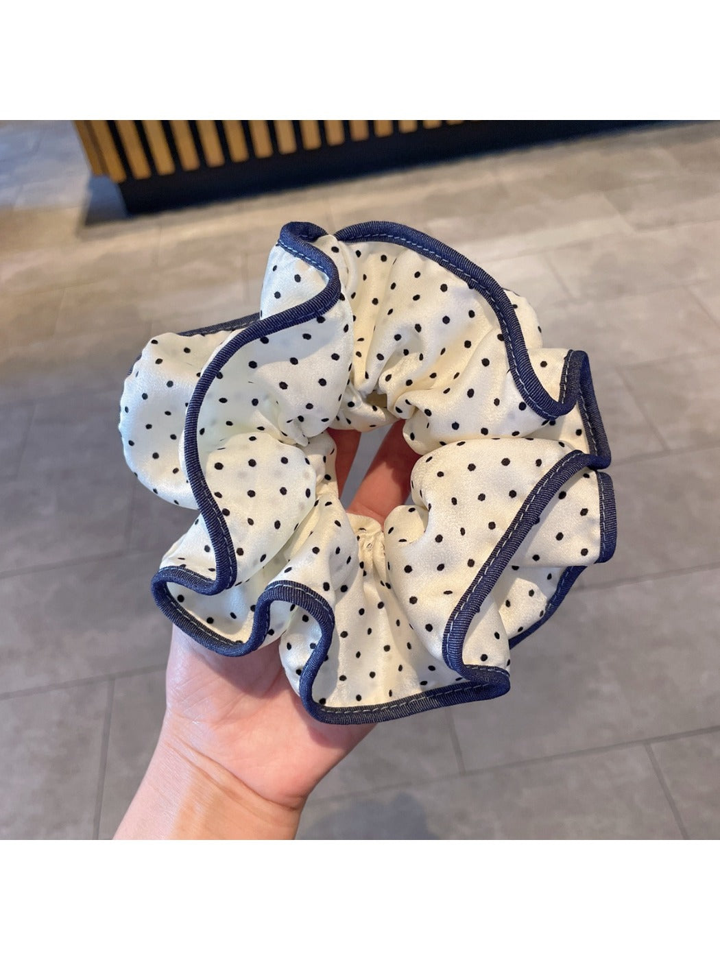 Gifty - Pola Dot Ruffle Scrunchie