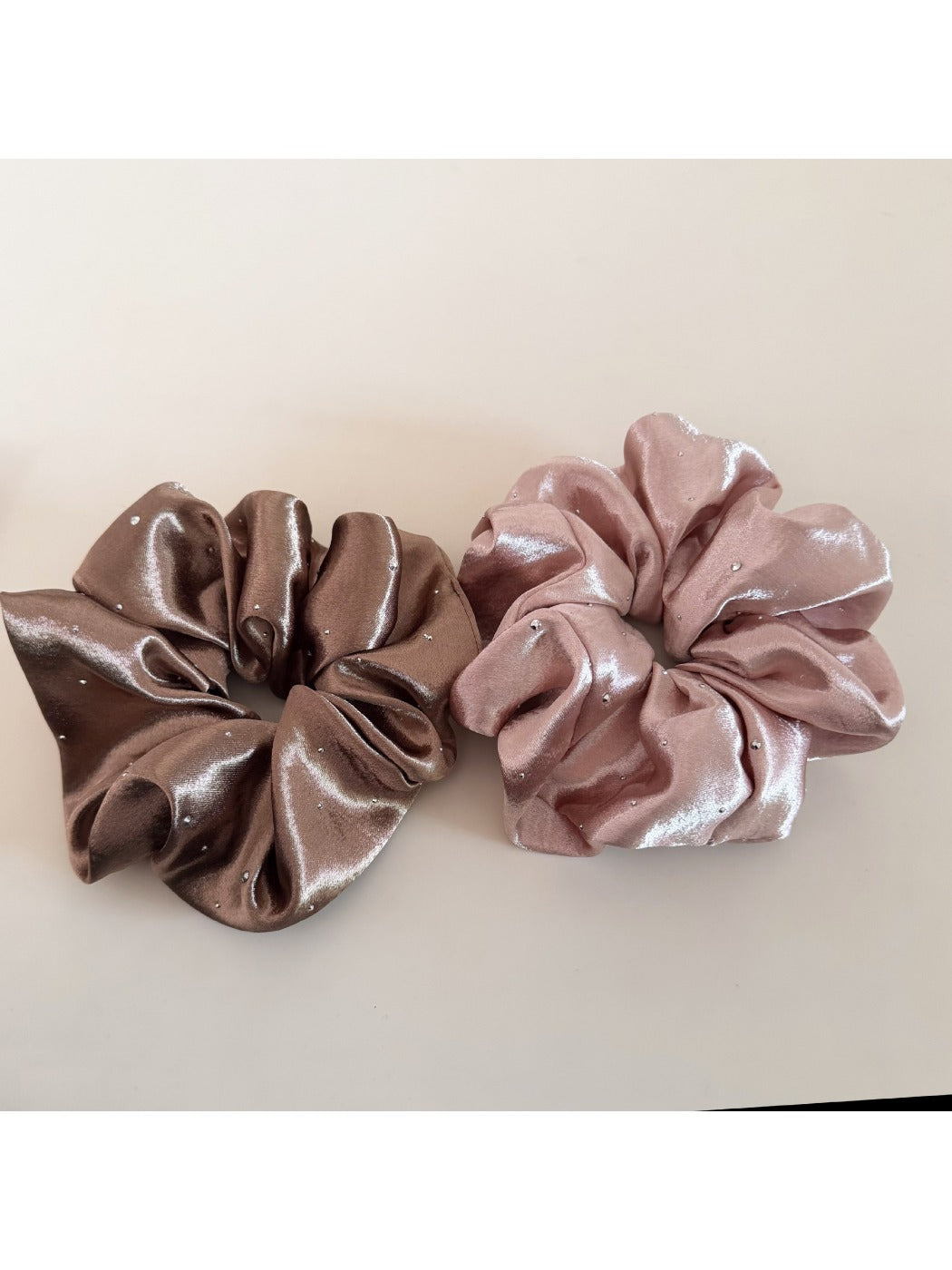Gifty - Elegant Satin Crinkle Scrunchie