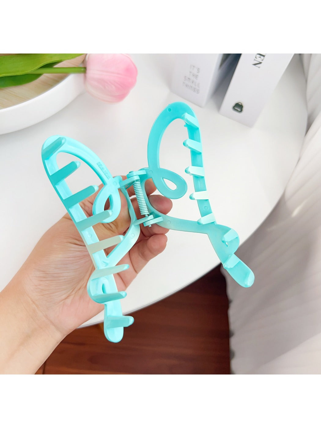 Side view of Beau color blocked heart shaped claw clip highlighting curved claw teeth