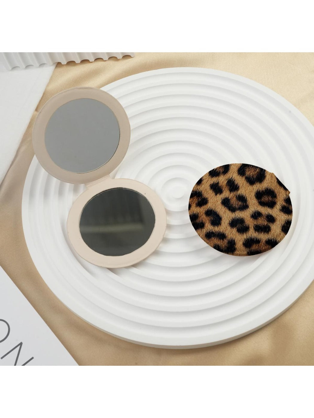 Mirroray - Vintage Leopard Print Round Compact Mirror