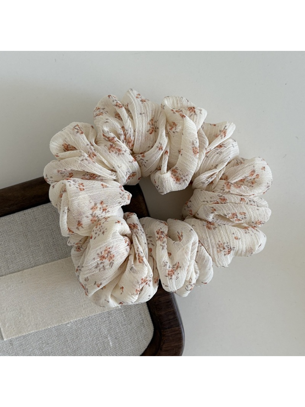 Gifty - Vintage Floral Ruffled Polyester Scrunchie