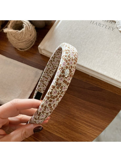 Gifty - Elegant Vintage Ditsy Floral Scrunchie