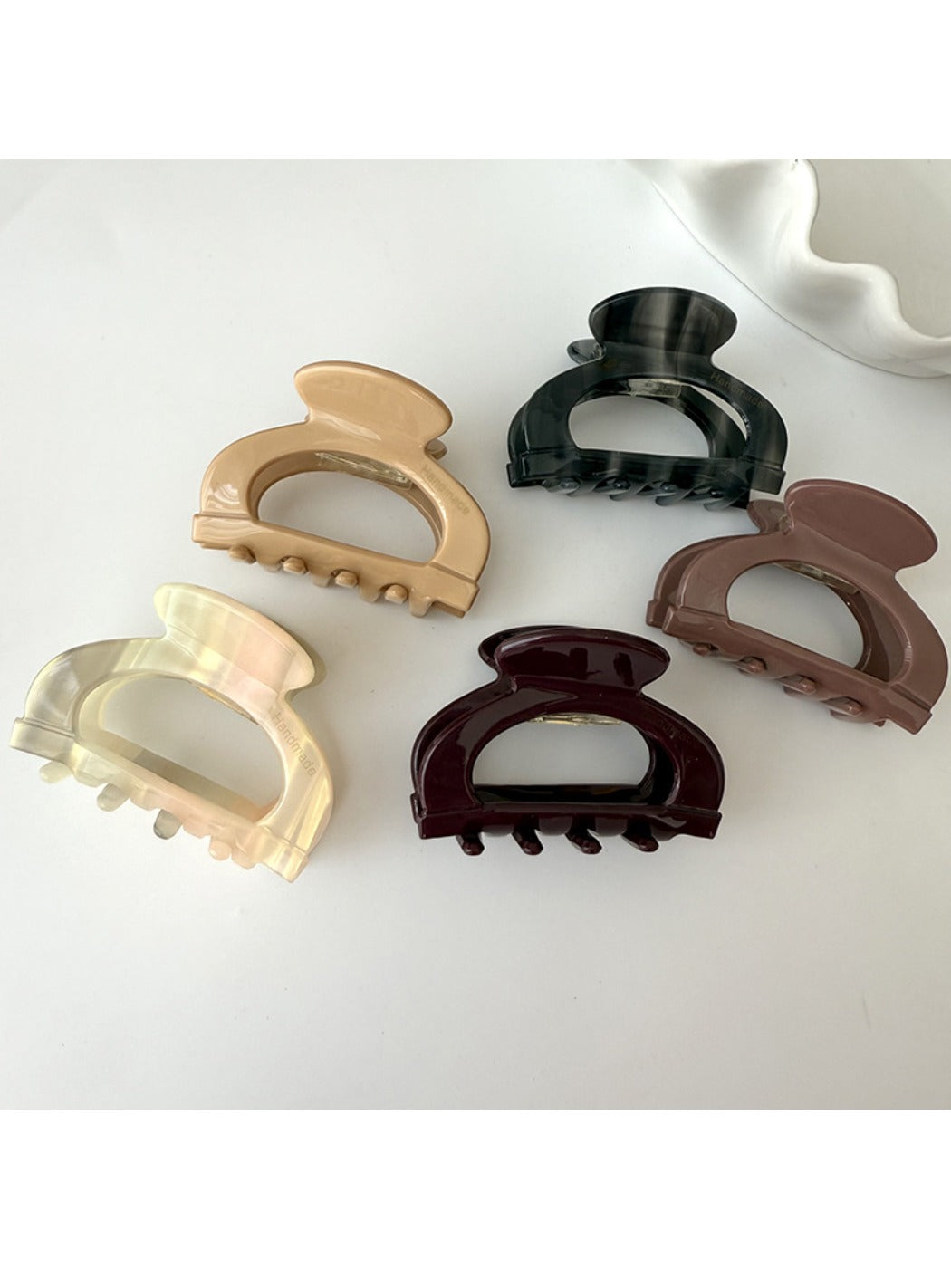 Side view of Beau vintage claw clip highlighting the semi circular form and claw teeth