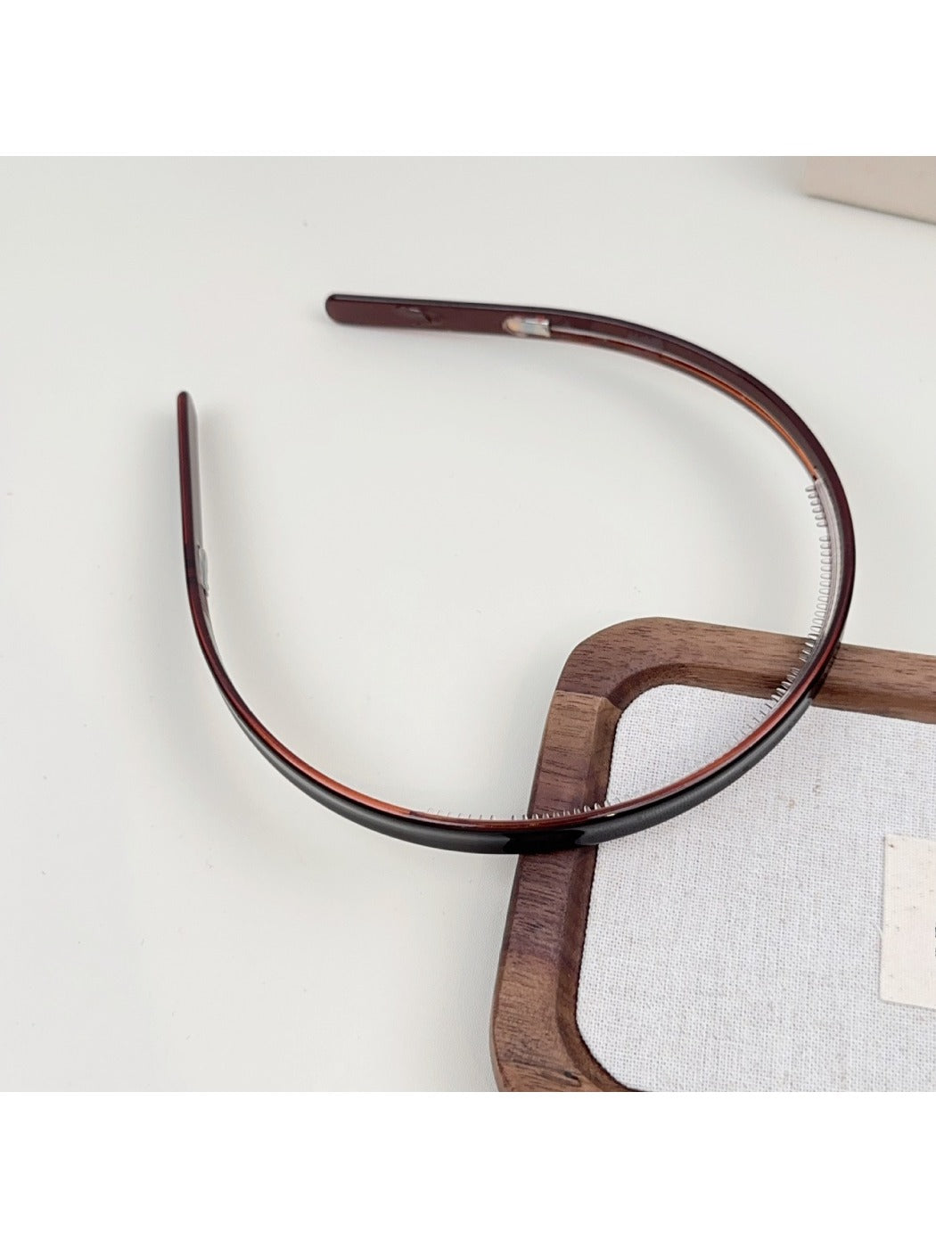 Model wearing Gifty solid color acetate headband with silky smooth finish