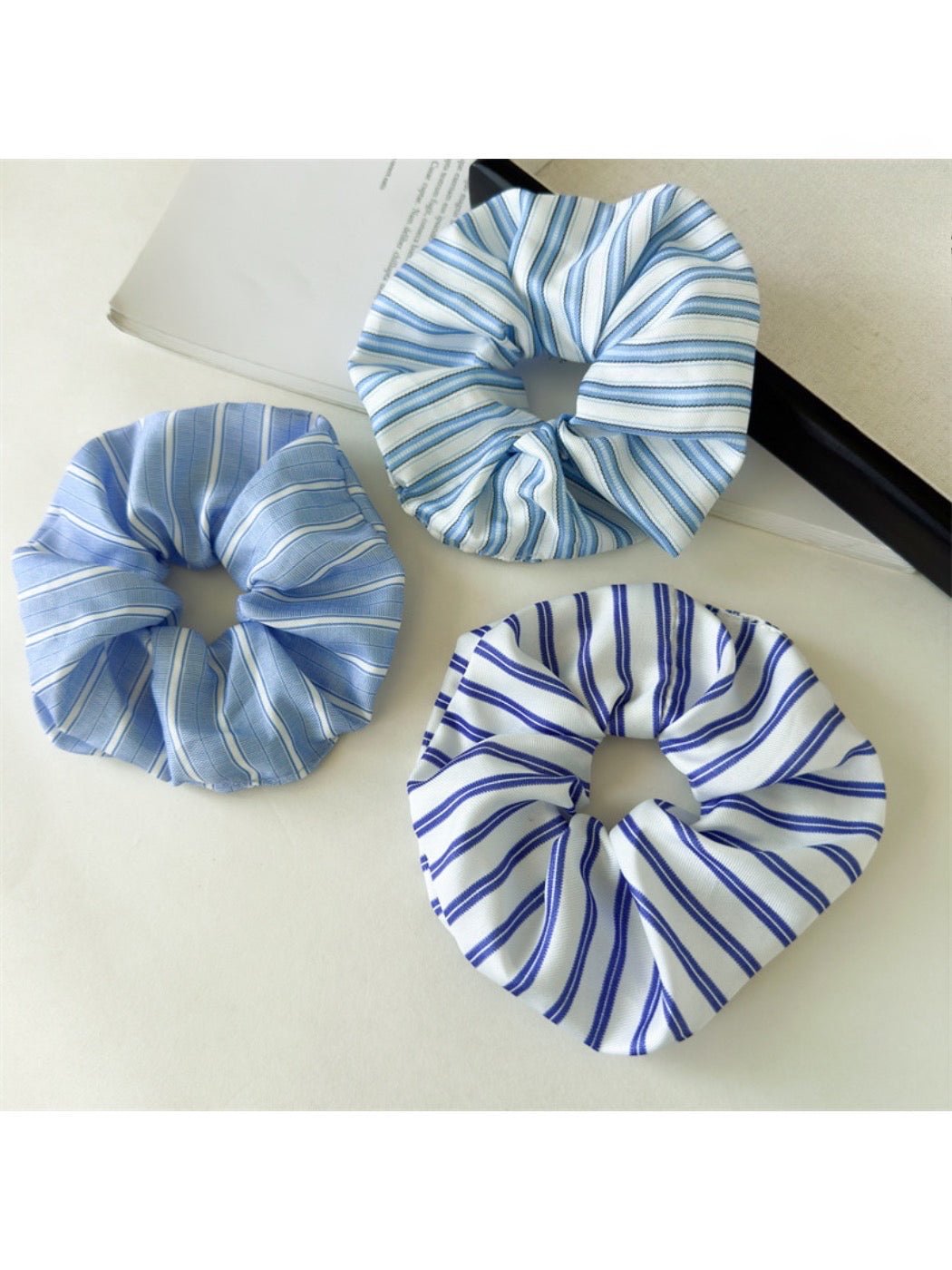 Gifty - Striped Scrunchie Hair Tie