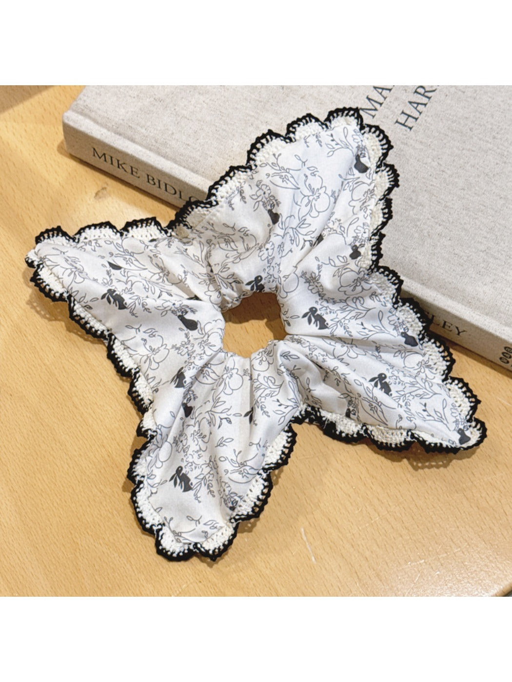 Gifty - Chic Black Floral Lace Scrunchie