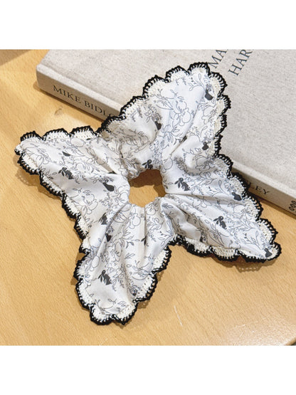 Gifty - Chic Black Floral Lace Scrunchie