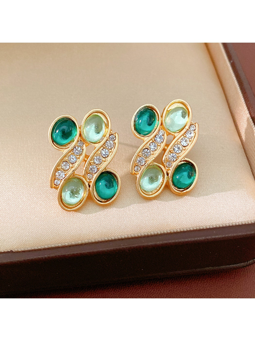 Nozari - Retro Oval Geometric Rhinestone Accent Necklace