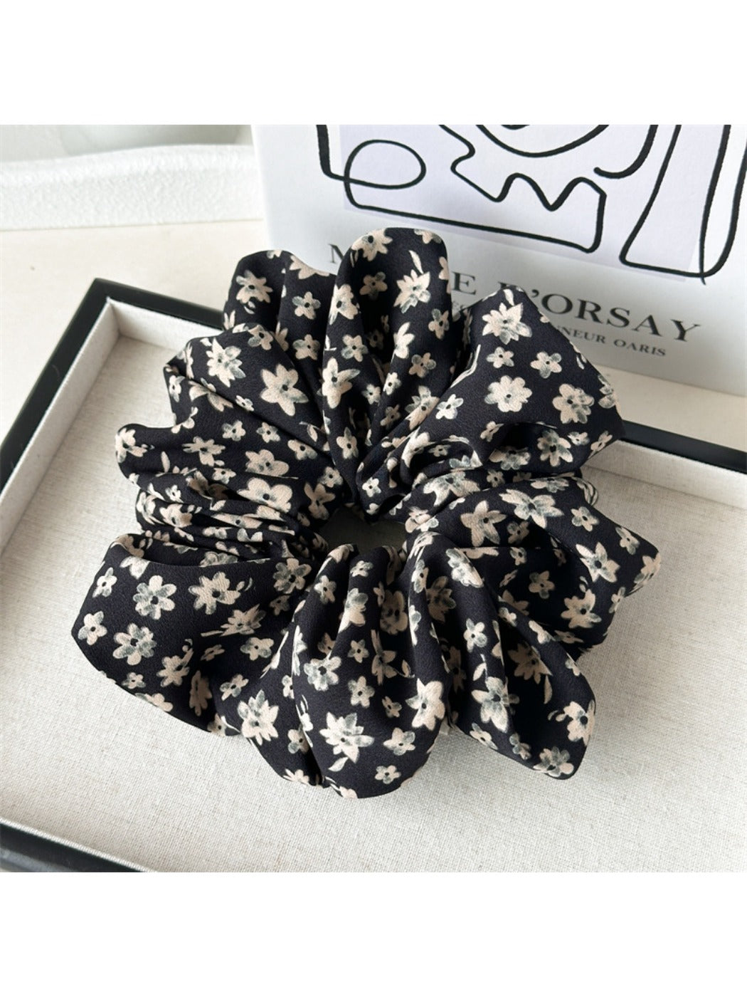 Gifty - Elegant Floral Pattern Scrunchie