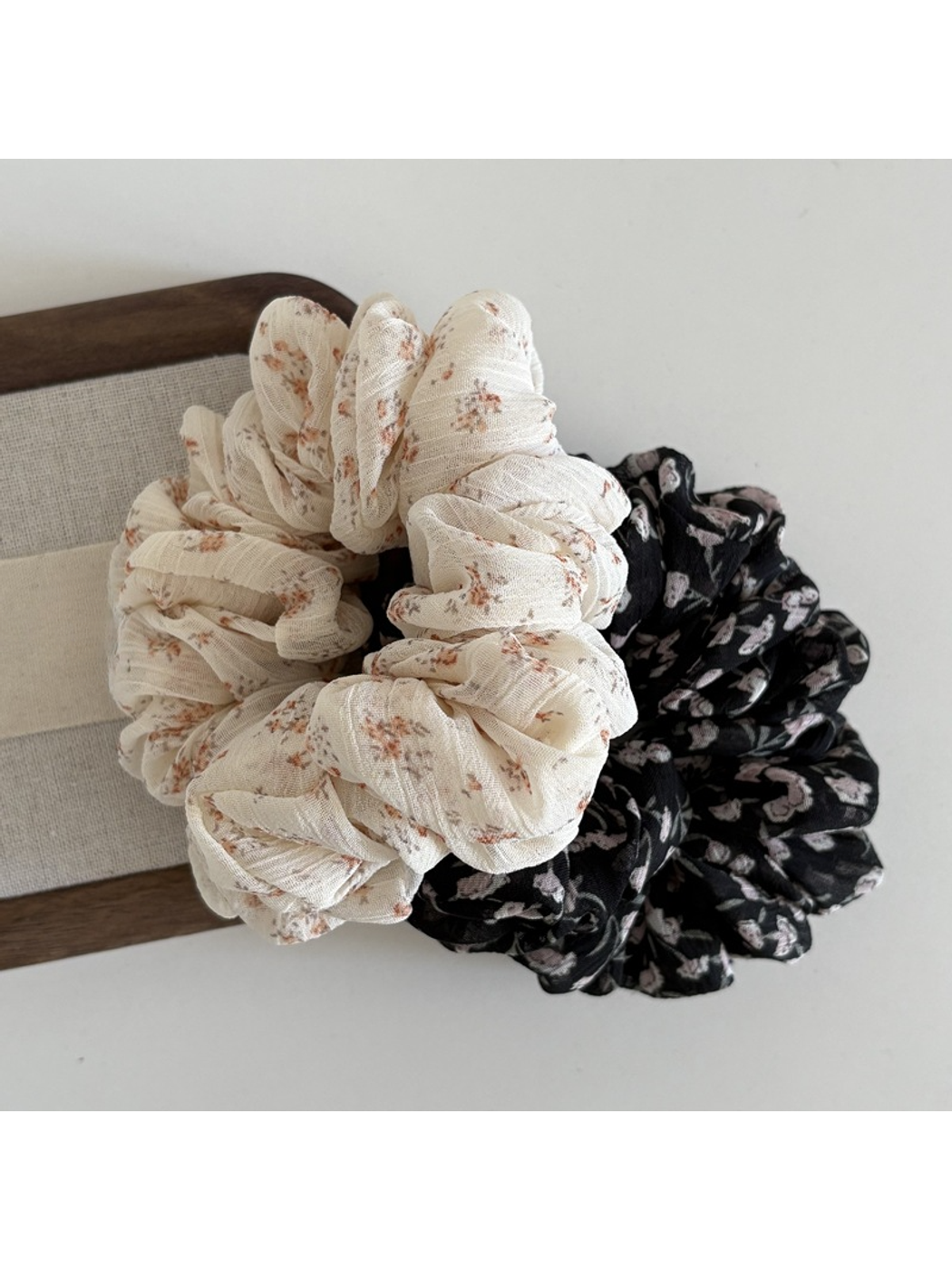 Gifty - Vintage Floral Ruffled Polyester Scrunchie