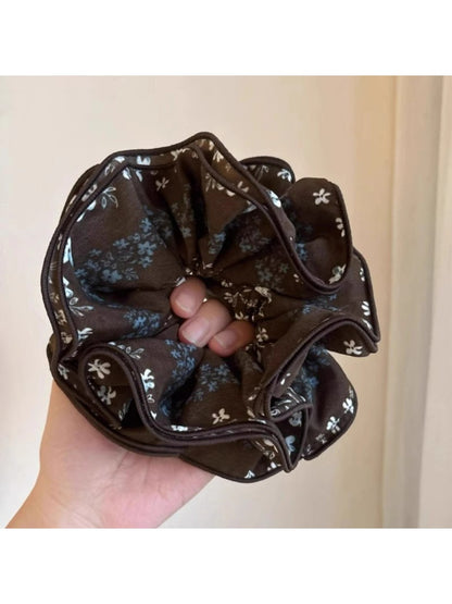 Gifty - Charming Countryside Floral Scrunchie