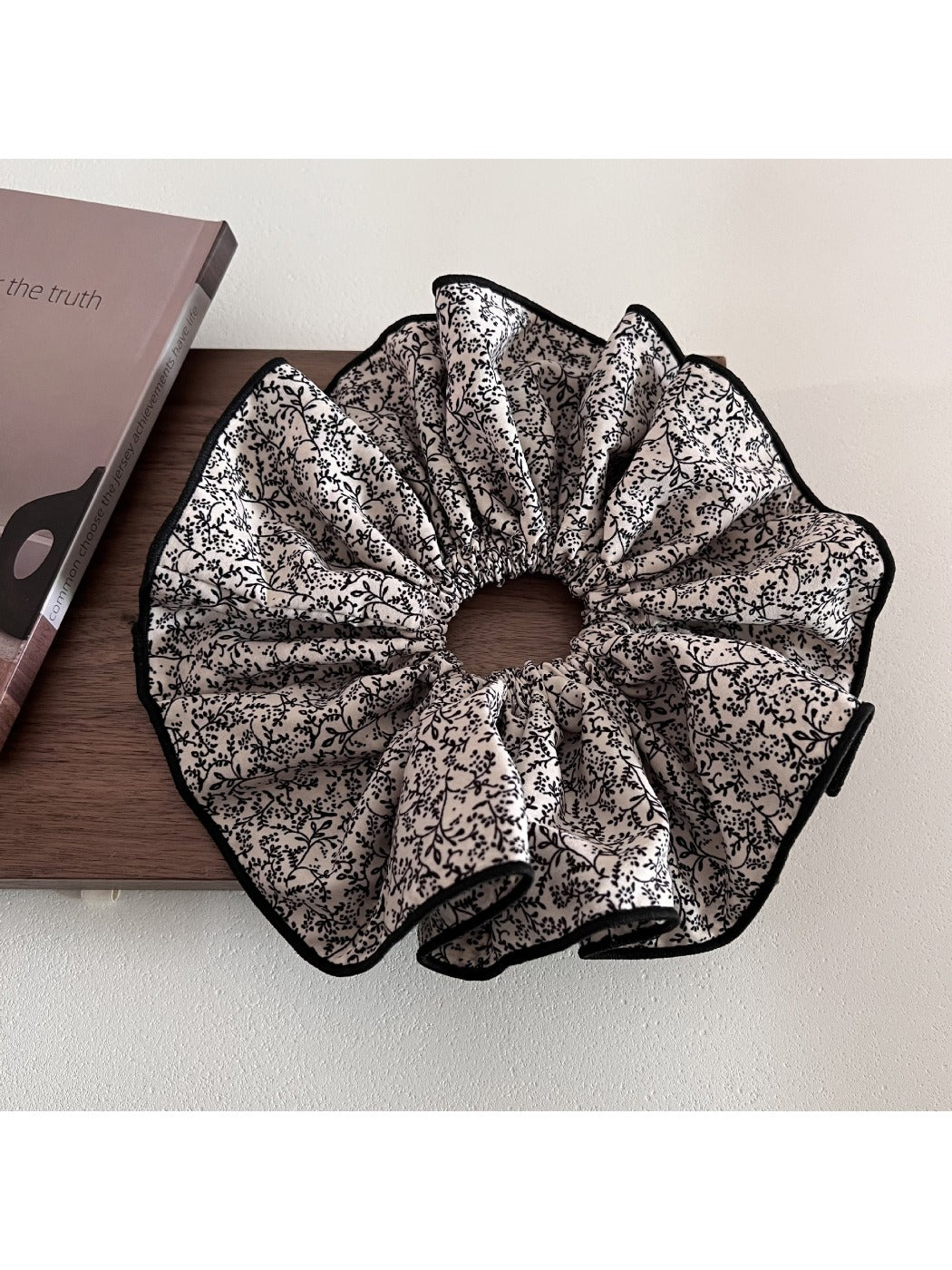 Gifty - Elegant Vintage Floral Hair Scrunchie