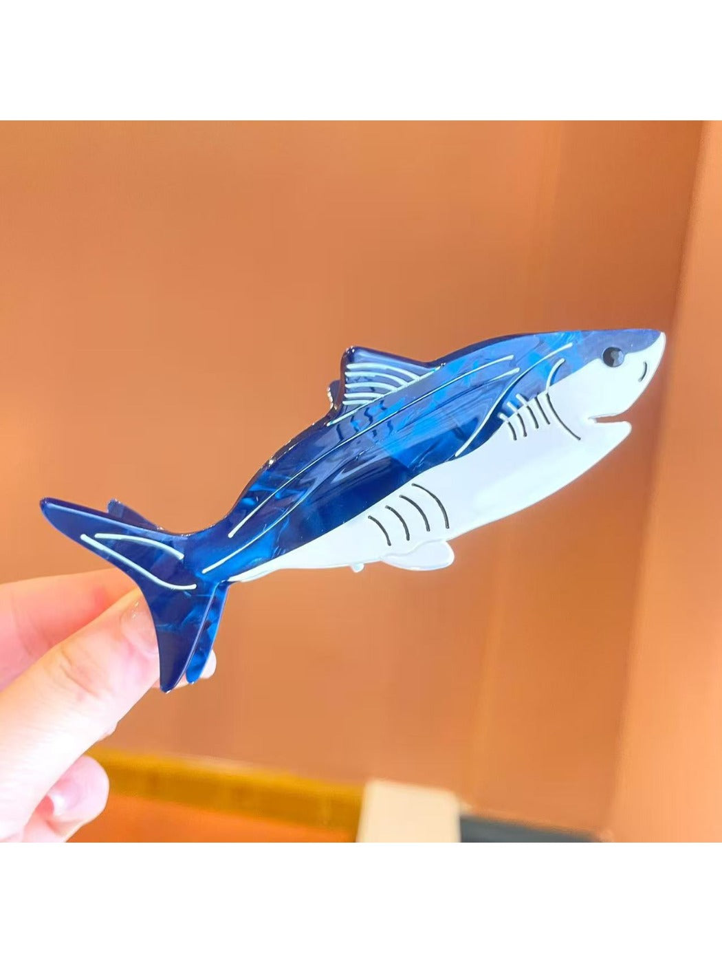 Beau shark shape claw clip holding hair, demonstrating grip strength